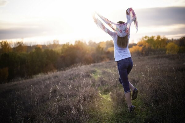 Fille dans le domaine se sent libre