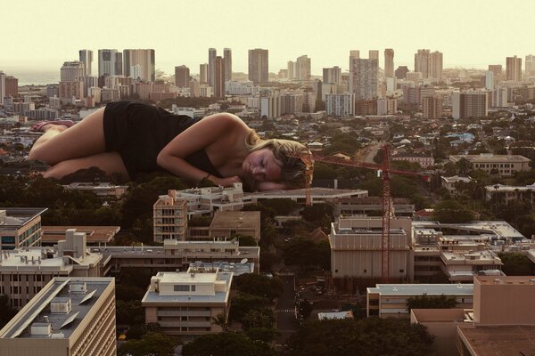 The giant girl sleeps on the streets of the city