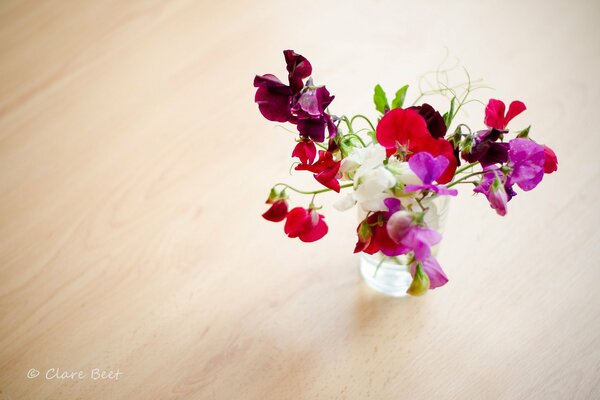 Blumenstrauß von duftenden schönen Blumen in einer Vase auf dem Tisch