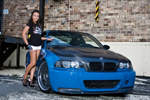 Bleu BMW et belle fille