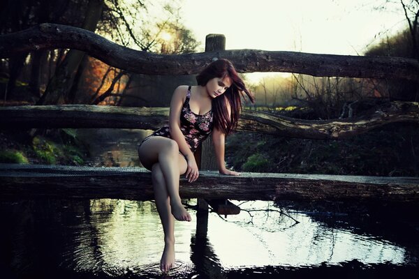 Fille en maillot de bain assis sur le pont