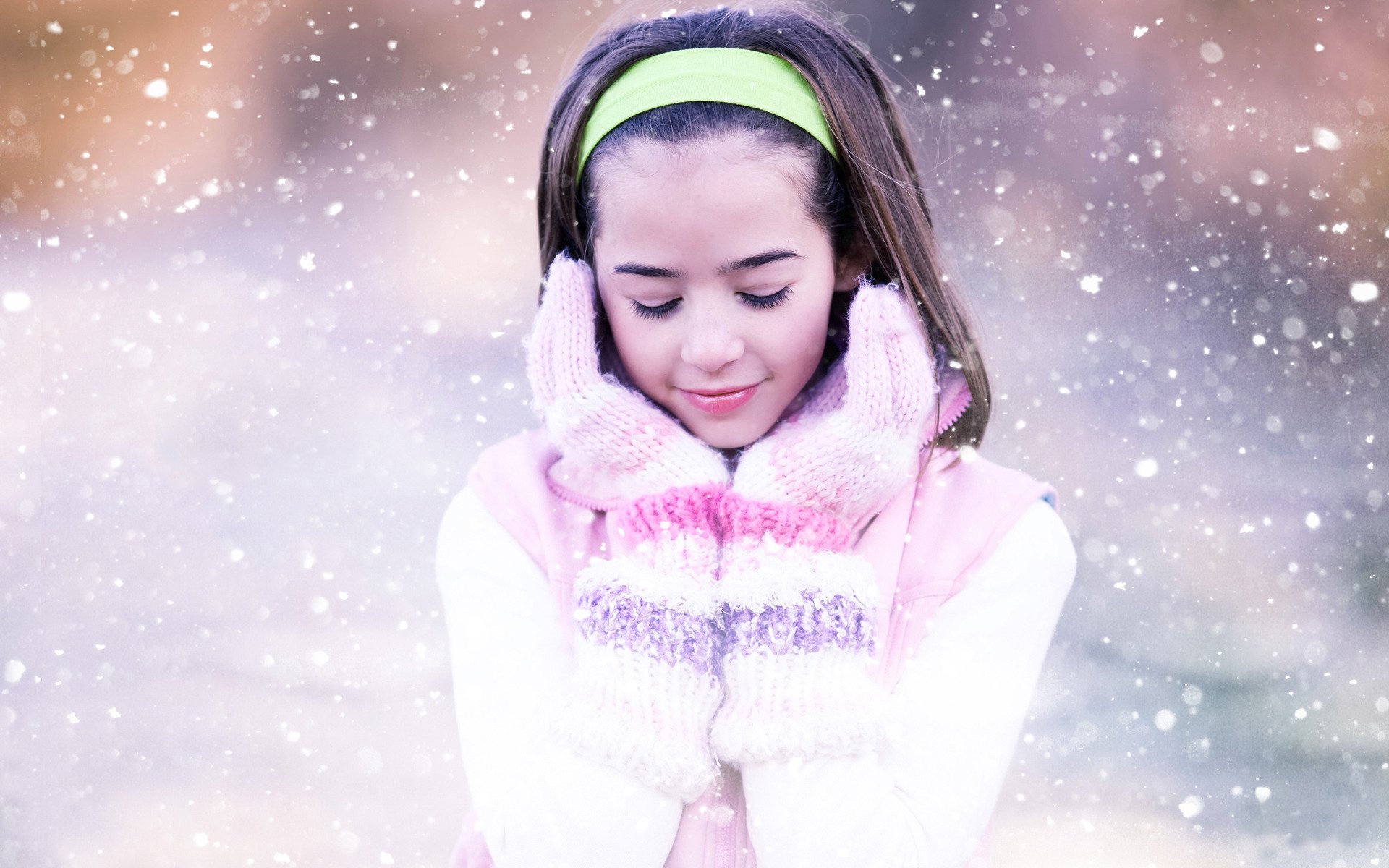 chica dulce sonrisa ternura copos de nieve guantes rayas