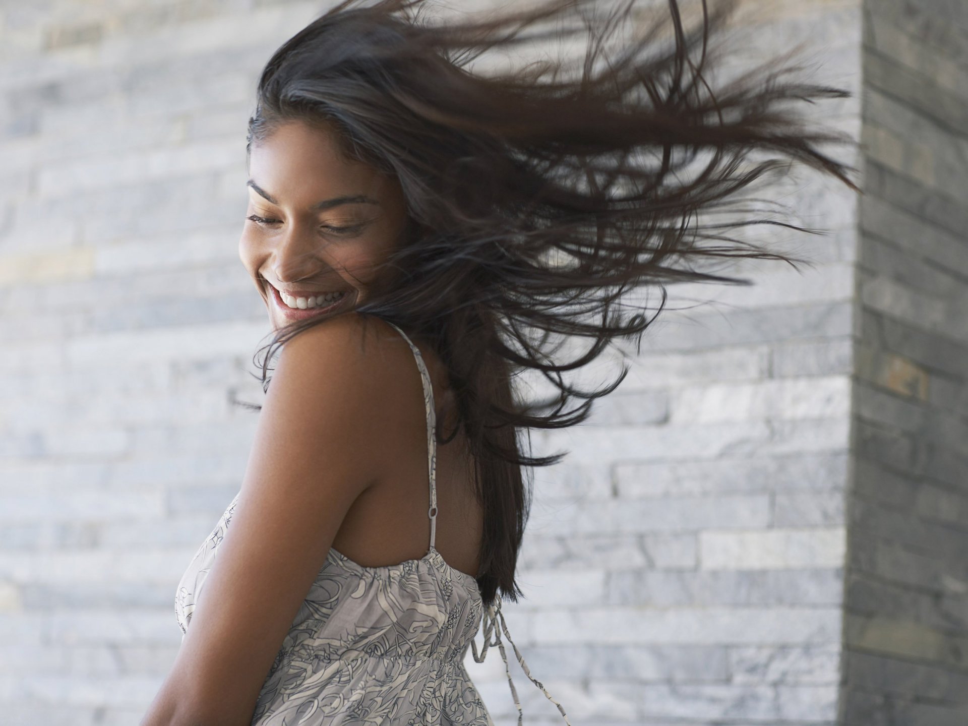 ragazza sorriso capelli vento vestito