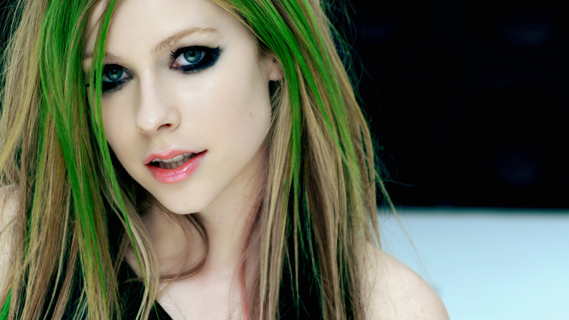 avril lavigne singer girl face hair