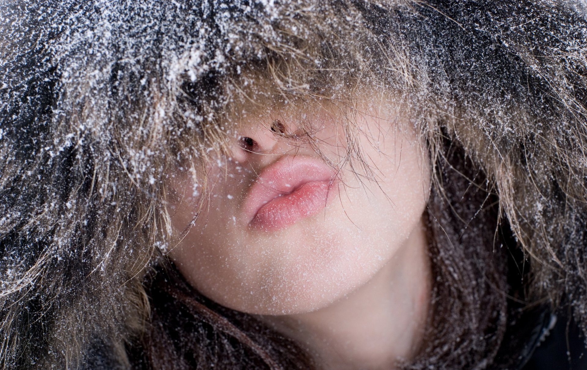 chica sombrero beso labios