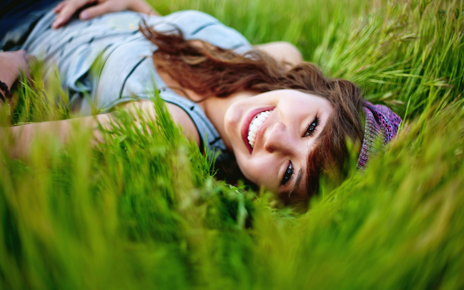 fille sourire humeur nature été herbe