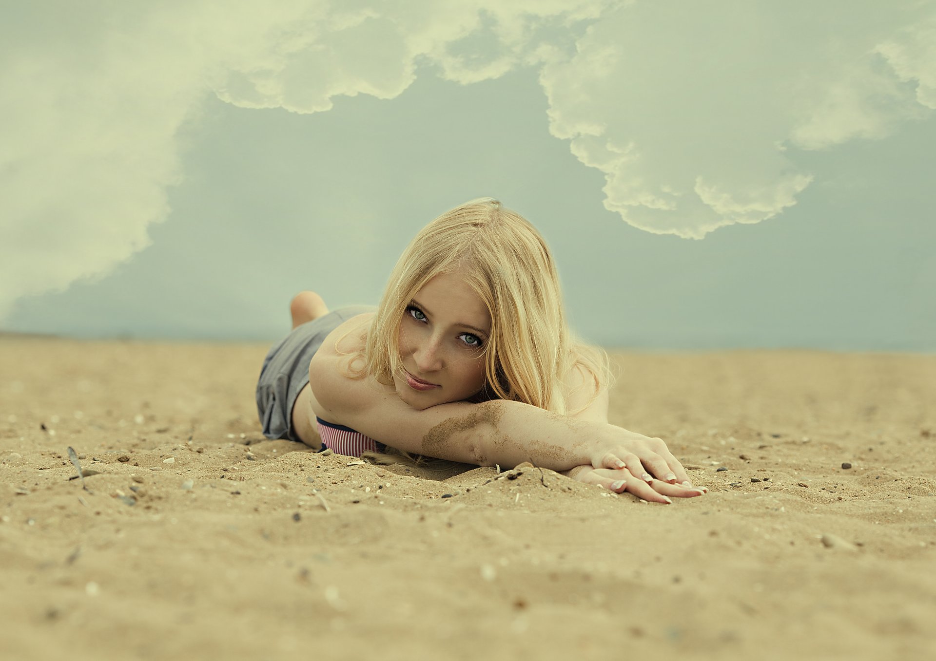 plage sable fille