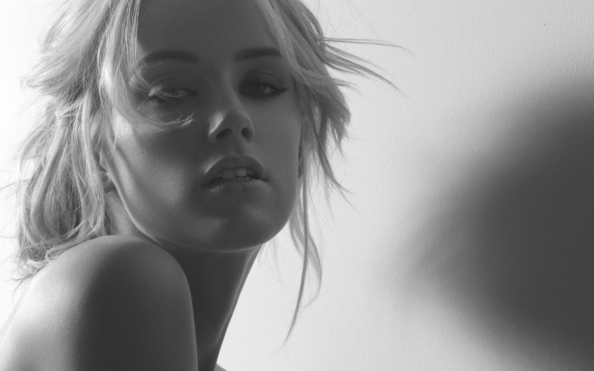 noir et blanc photo blonde vue amber heard