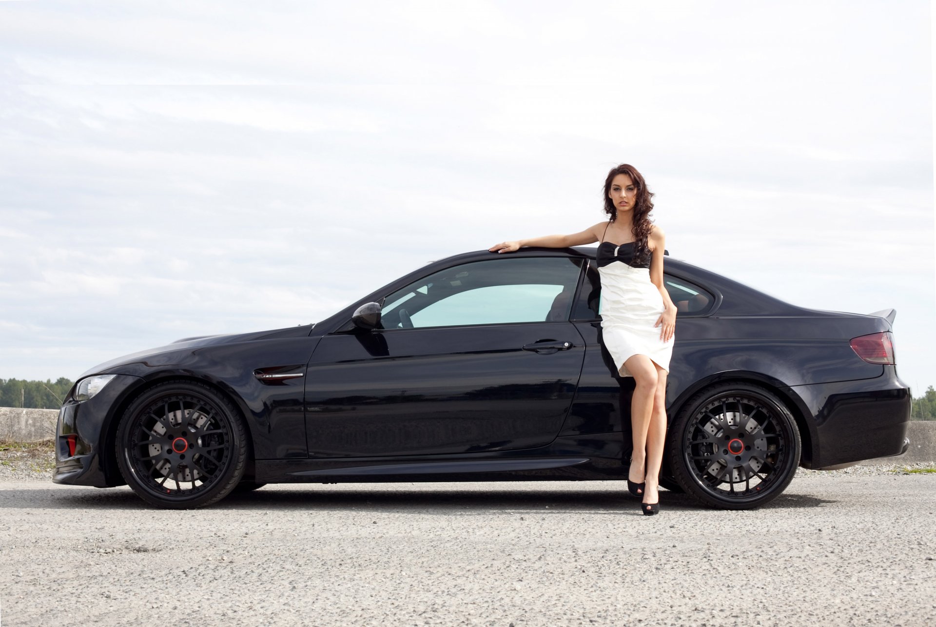 bmw m3 fille belle robe jantes roues cheveux noir