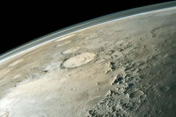 Trous de cratère à la surface d une planète dans l espace