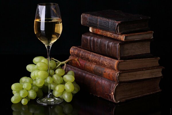 Copa de vino y uvas y volver a Leer los libros me alegra