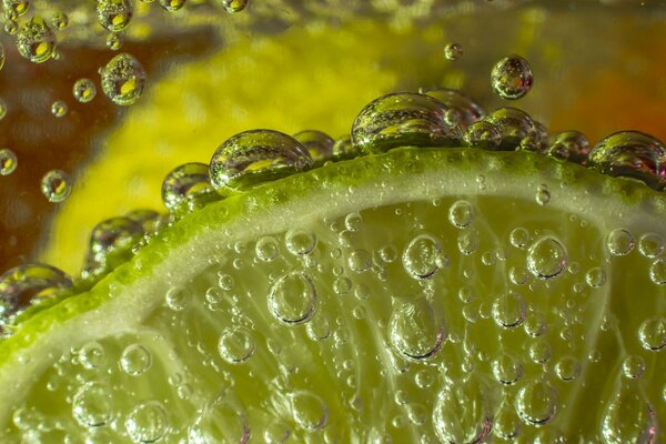 Lima bajo el agua con burbujas