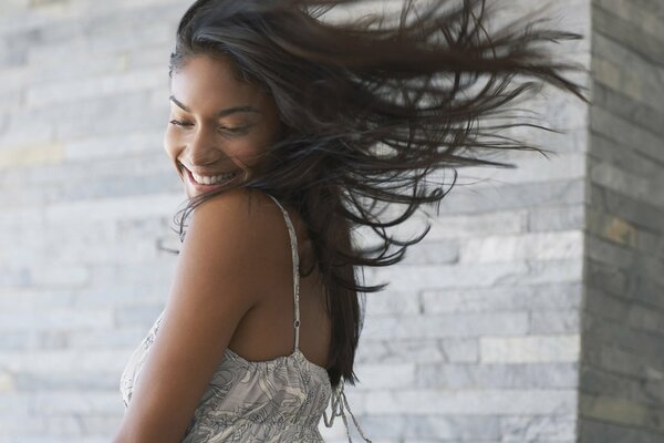 Chica su sonrisa y el cabello despega