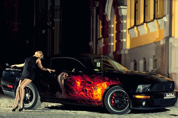 Chica en vestido negro en el coche