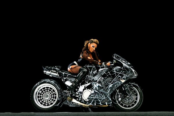 Chica en moto con Tuning