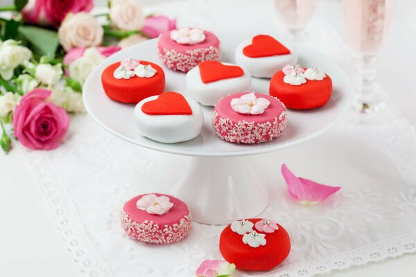 Petits biscuits roses sucrés dans le glaçage