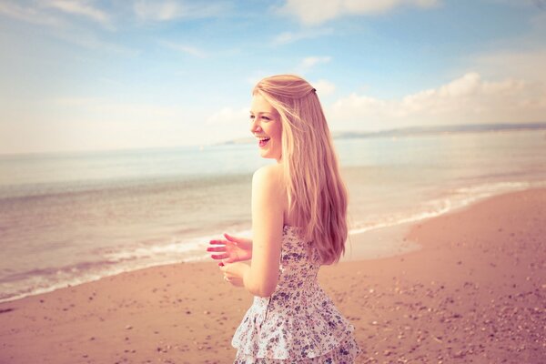 Chica sonriente en la playa de arena