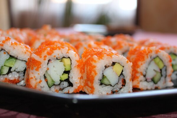 Rollos de aguacate y caviar en un plato