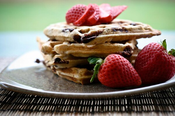 Waffles vieneses con fresas frescas