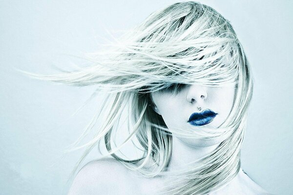 Bionda con rossetto blu