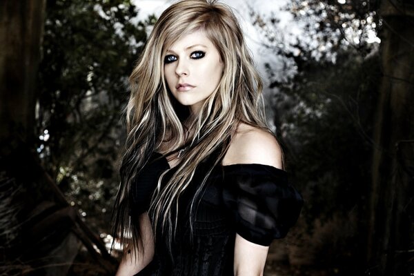 Avril Lavigne dans une séance photo sombre avec les cheveux lâches