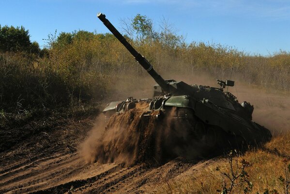 Tanque de batalla se mueve en la arena