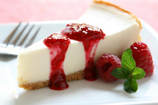 Delicious cheesecake with raspberry jam