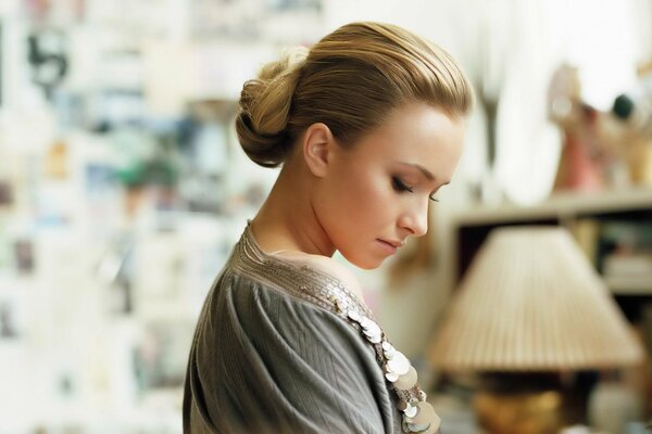 Fille avec des cheveux en chignon baissa le regard