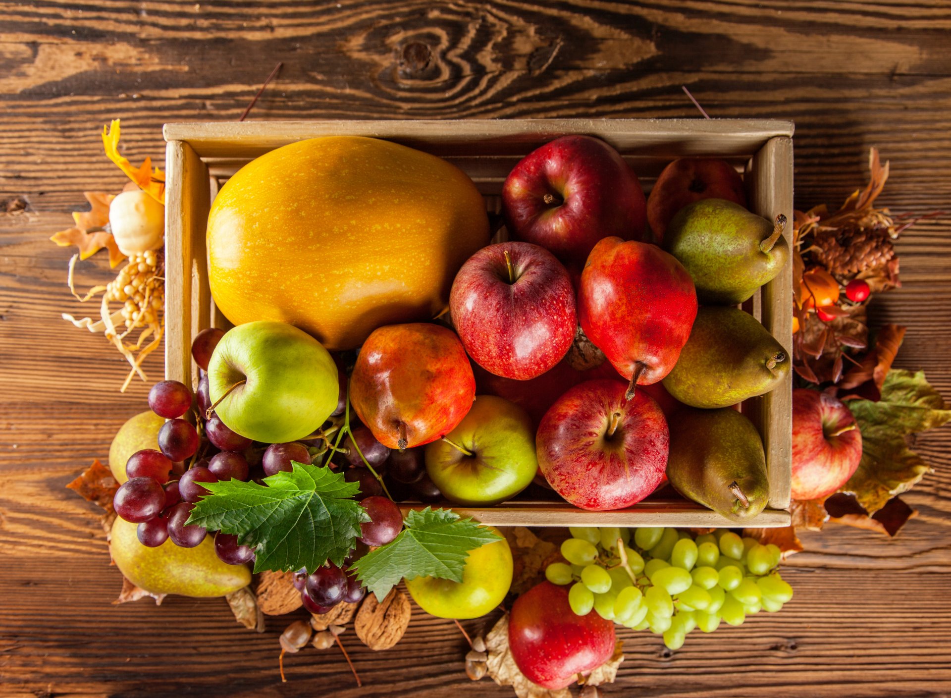 autunno raccolto frutta verdura zucca uva pere mele cassa