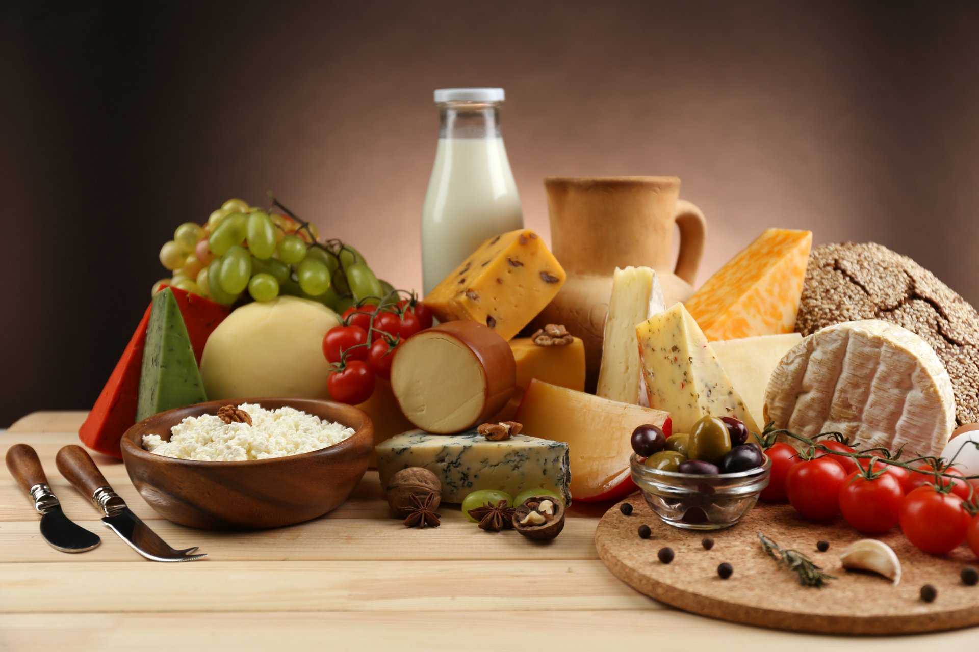 käse trauben tomaten walnüsse eier oliven krug hüttenkäse knoblauch