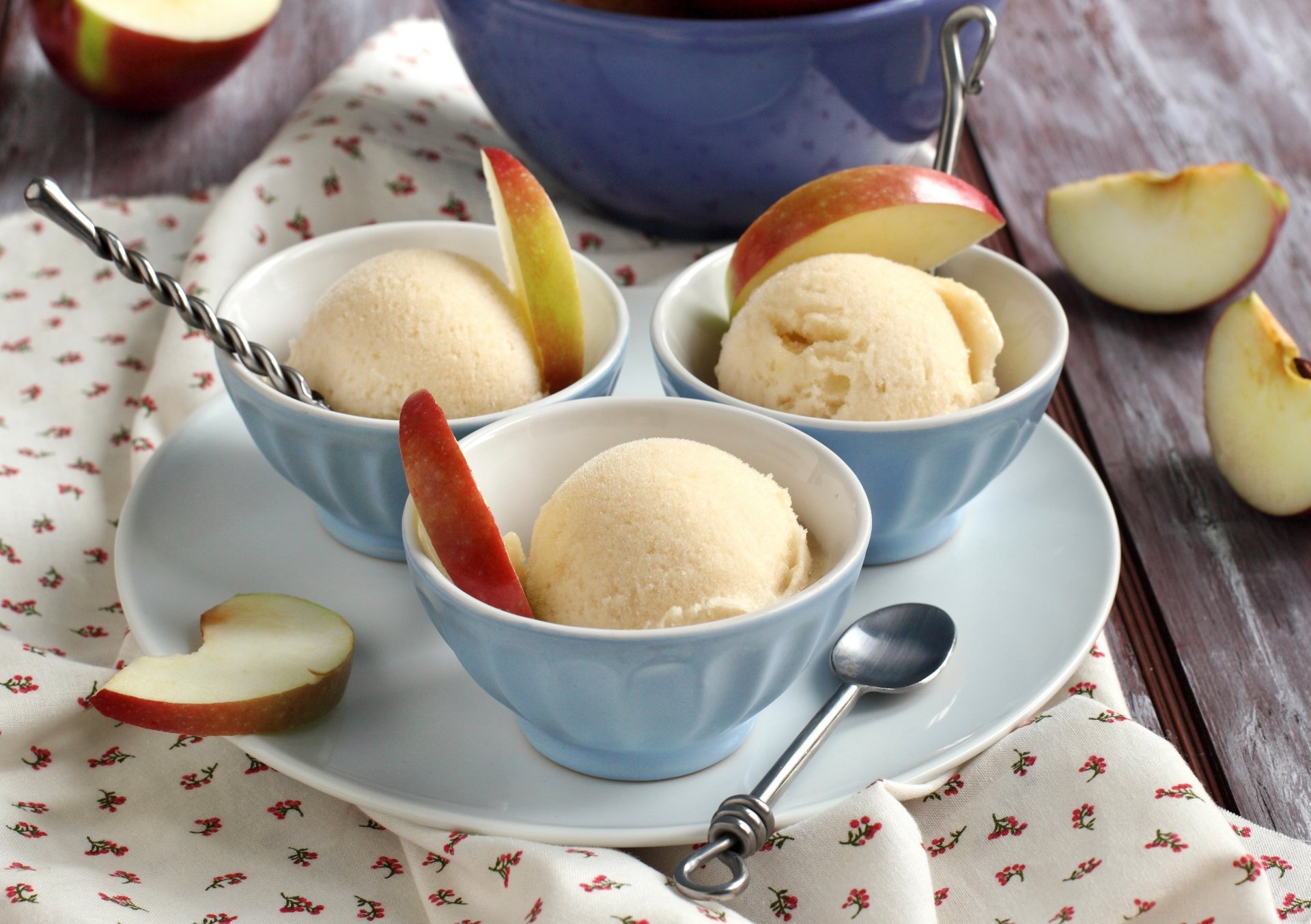 helado postre manzanas fruta plato cucharas