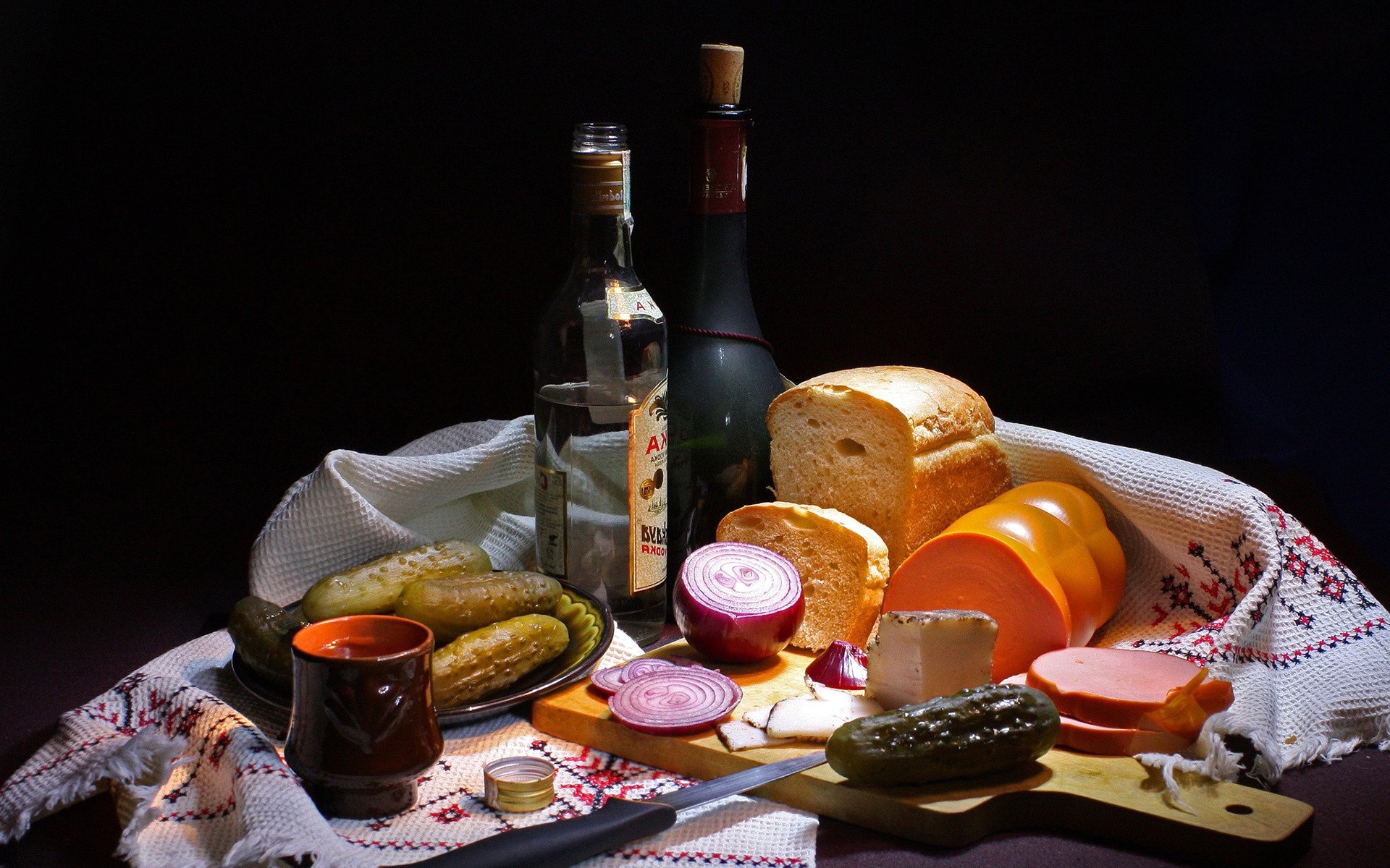 bottiglia vodka salsiccia cetrioli cipolle pane