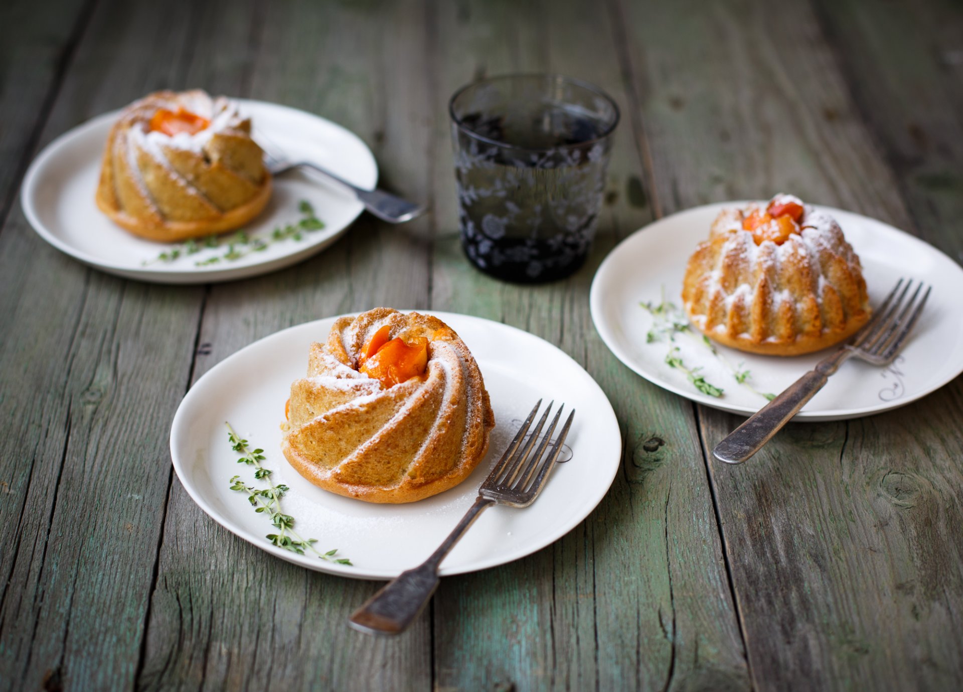 muffins aprikosen gebäck obst aprikose teller gabeln glas julia husainova