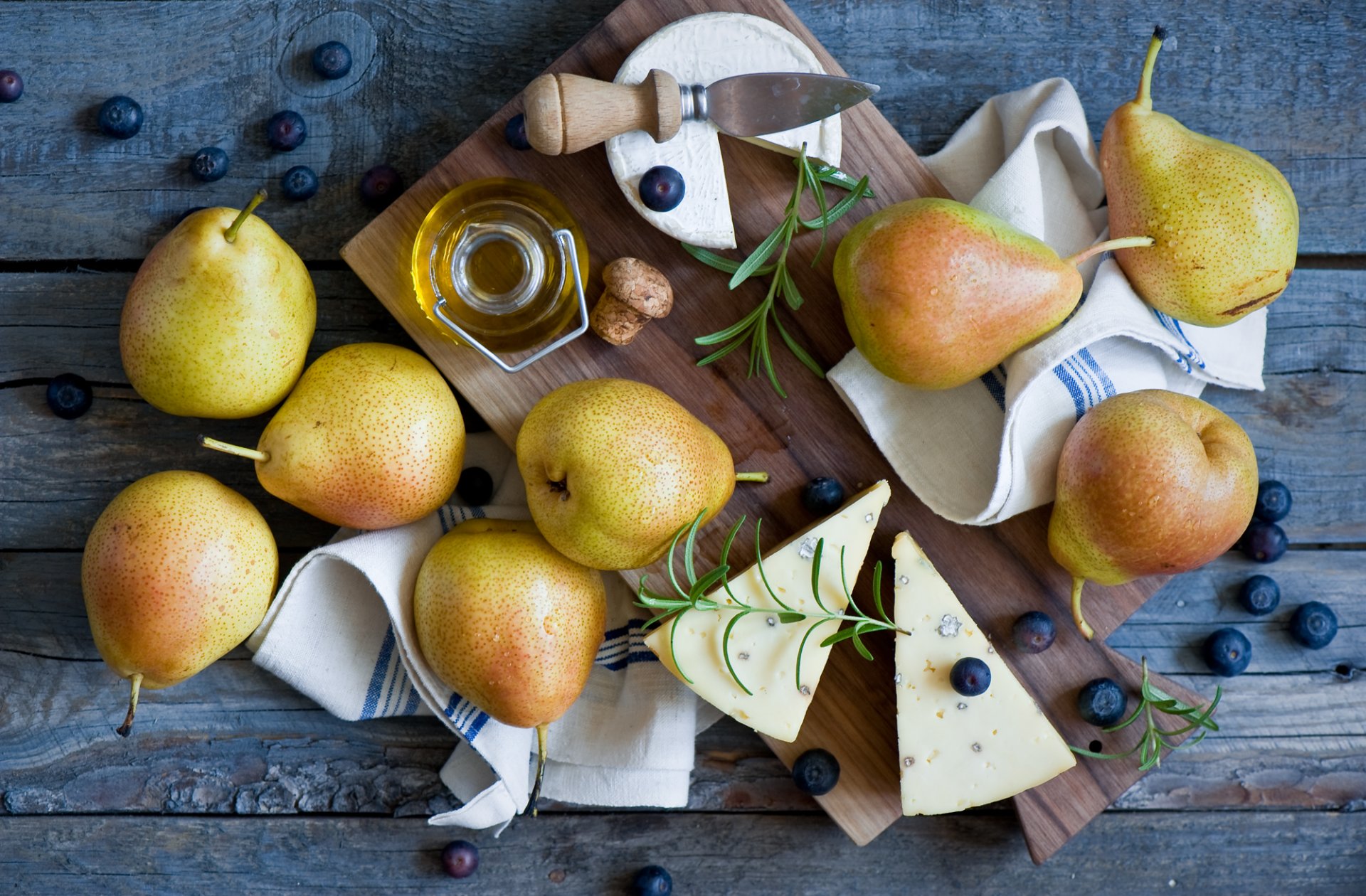 birnen käse blaubeeren früchte beeren servietten stillleben