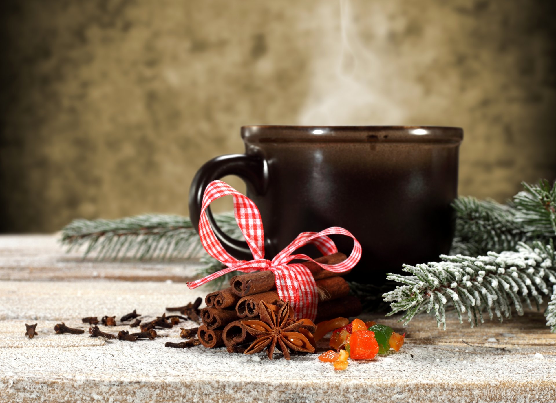 tasse zimt stäbchen anis sternanis gewürze winter schnee zweig tanne feiertage