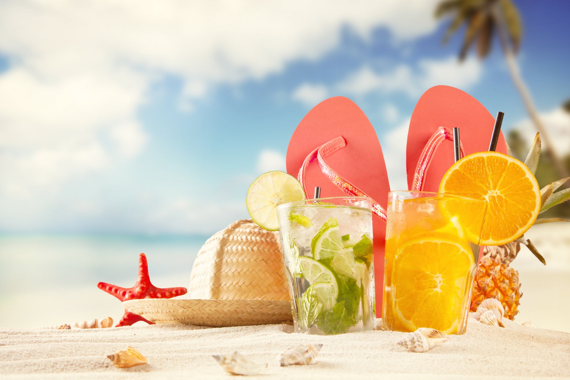 sommer strand sand muscheln seestern hut schiefer ananas cocktails limette orange sommer muscheln sterne flip-flops limette orange