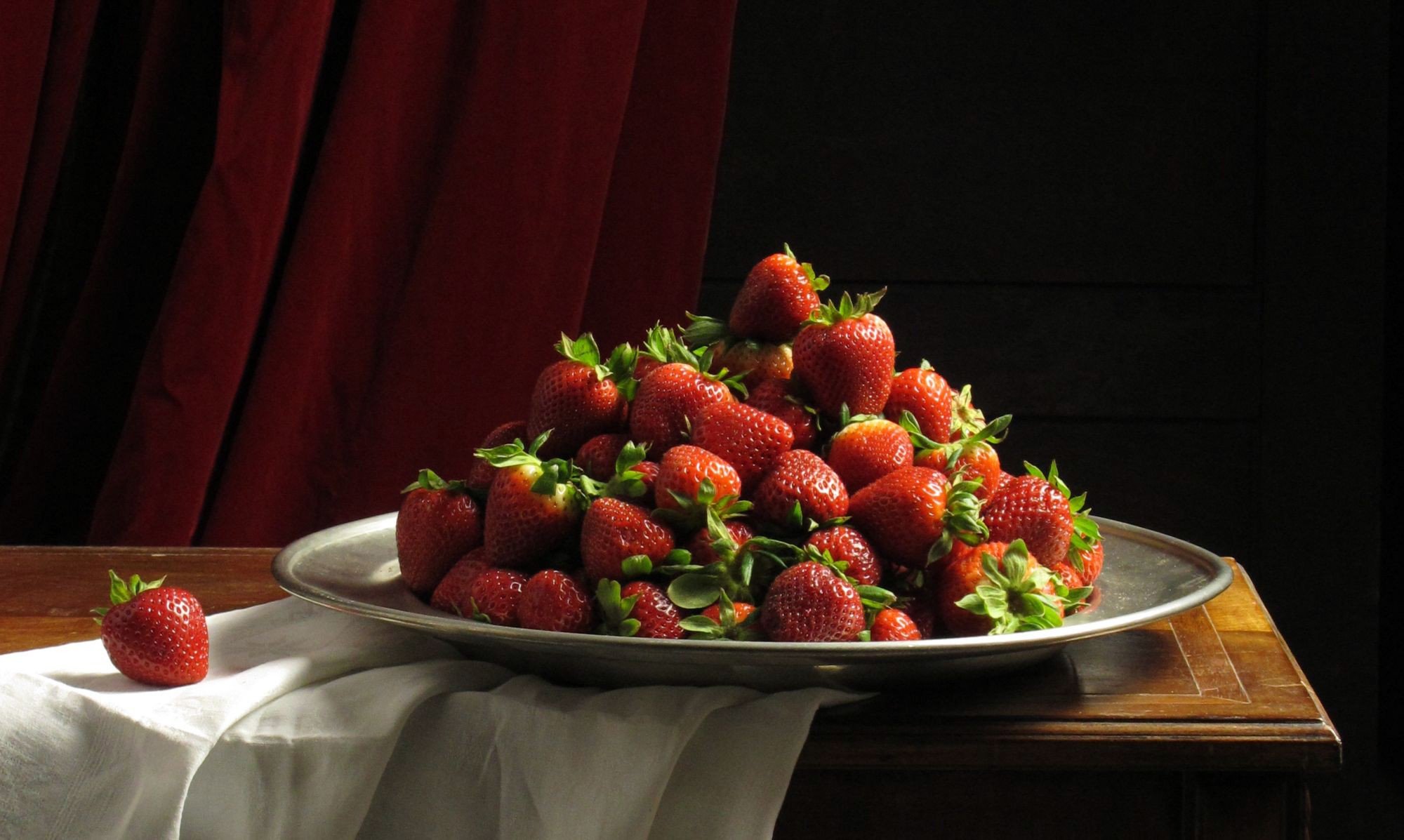 tavolo panno bianco tovaglia piatto rosso bacca fragola scivolo