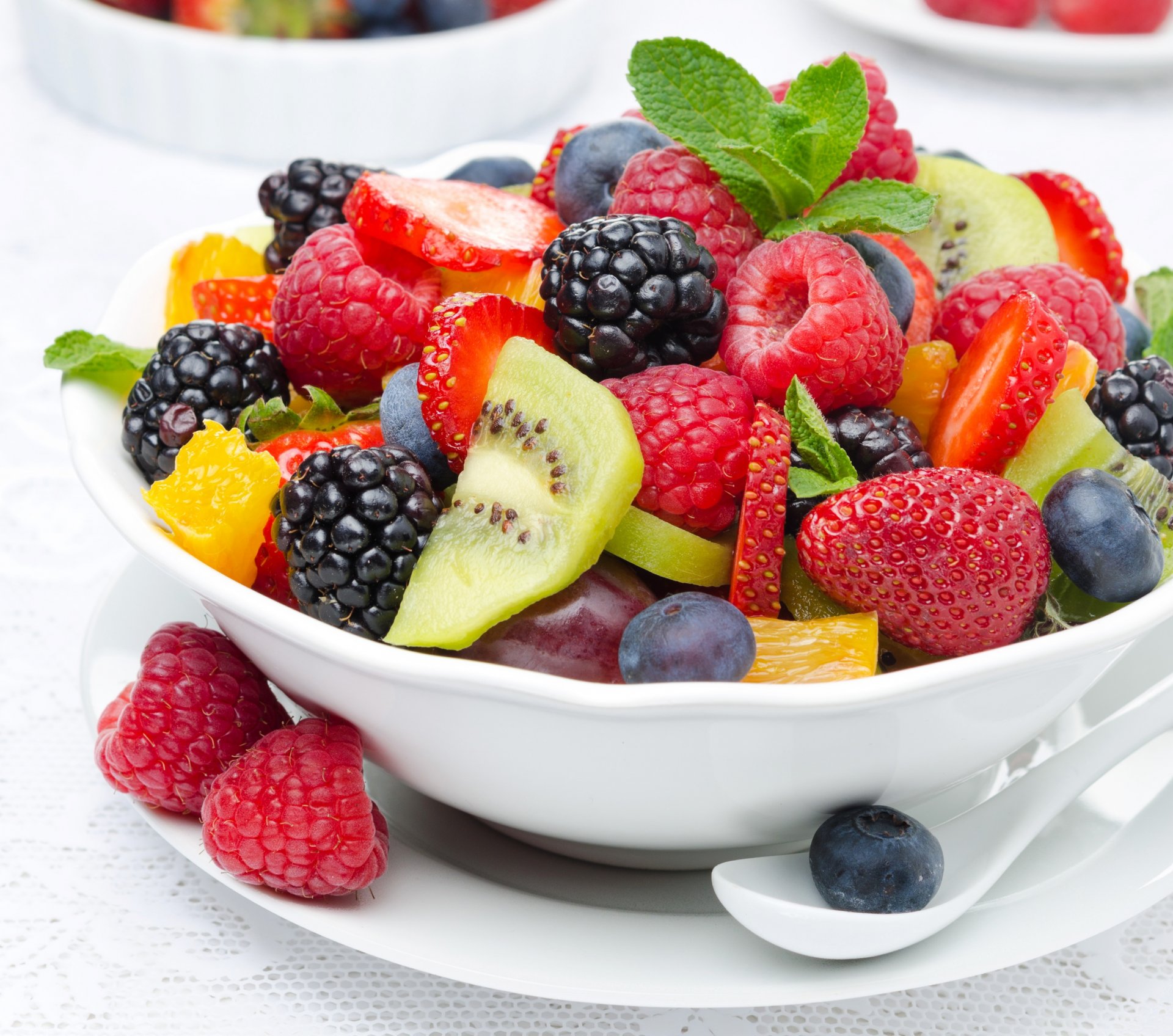 dessert salade de fruits baies fruits mûre kiwi framboise fraise