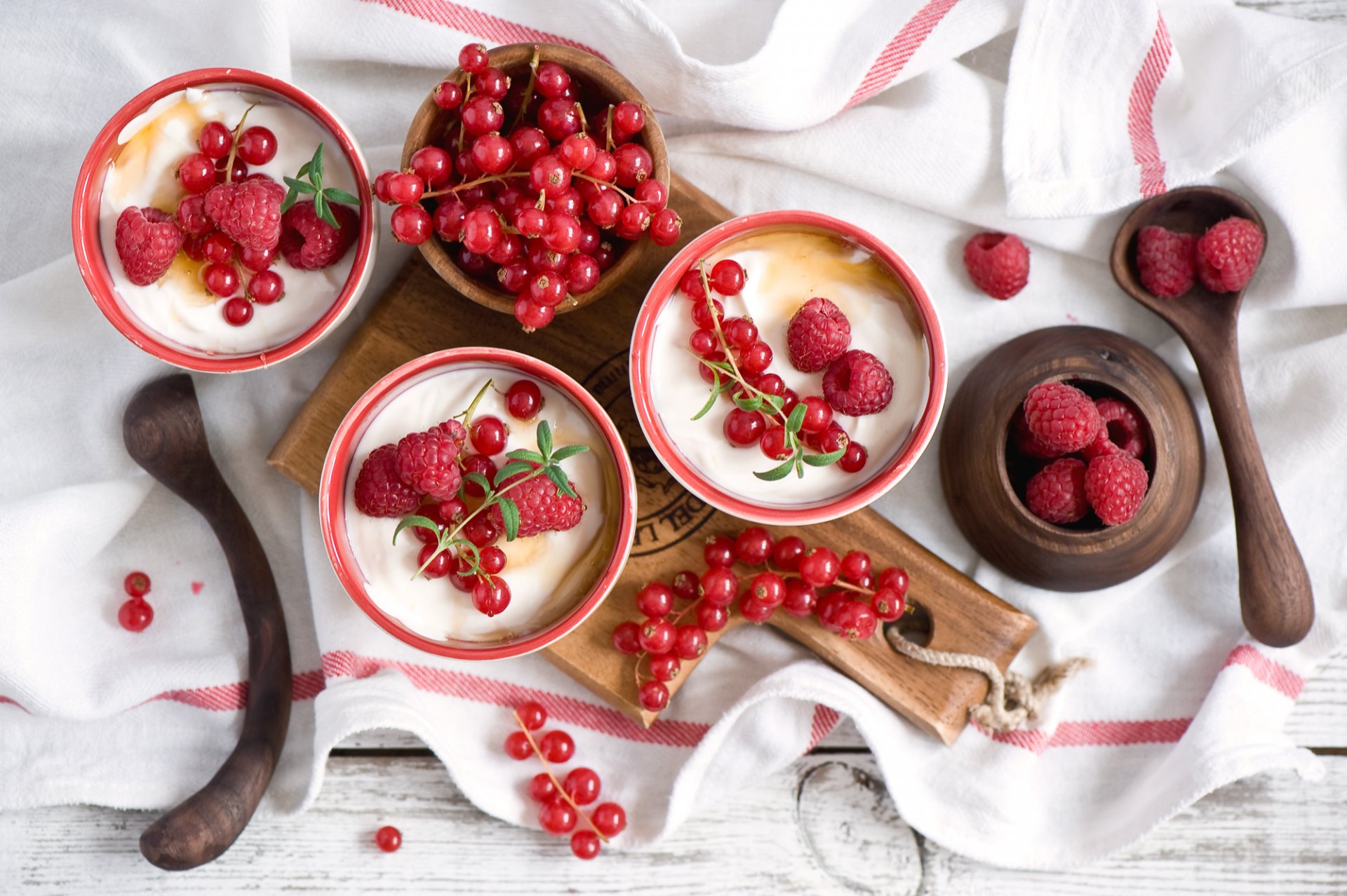 dessert framboises groseilles baies yaourt planche cuillères serviette anna verdina