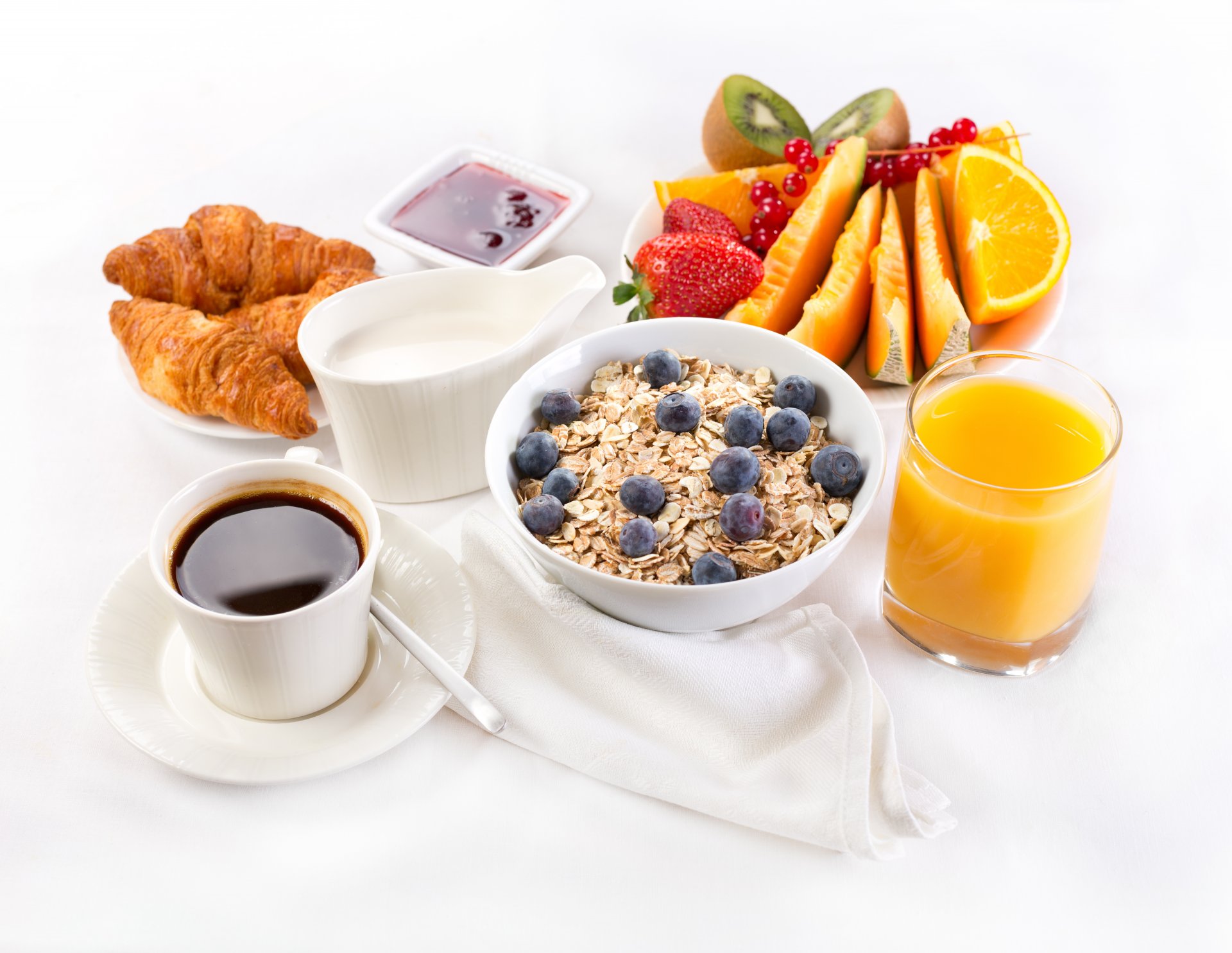 colazione caffè frutta succo di frutta servire farina d avena croissant marmellata panna