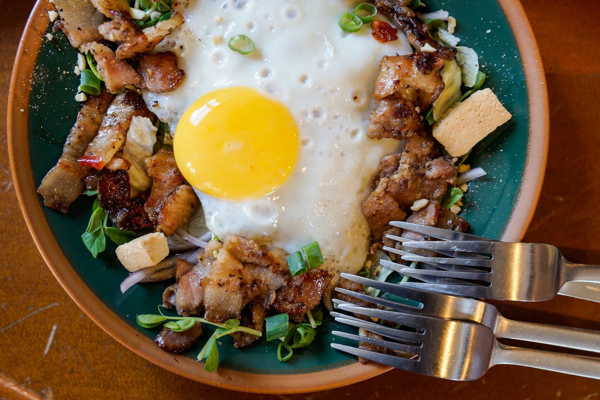 egg eggs bacon french toast crackers croutons plug breakfast