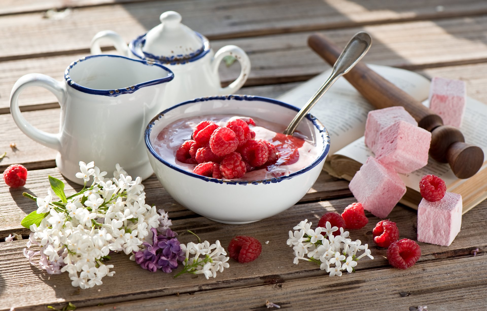 frühstück joghurt und himbeeren fliederblüten fliederblüten