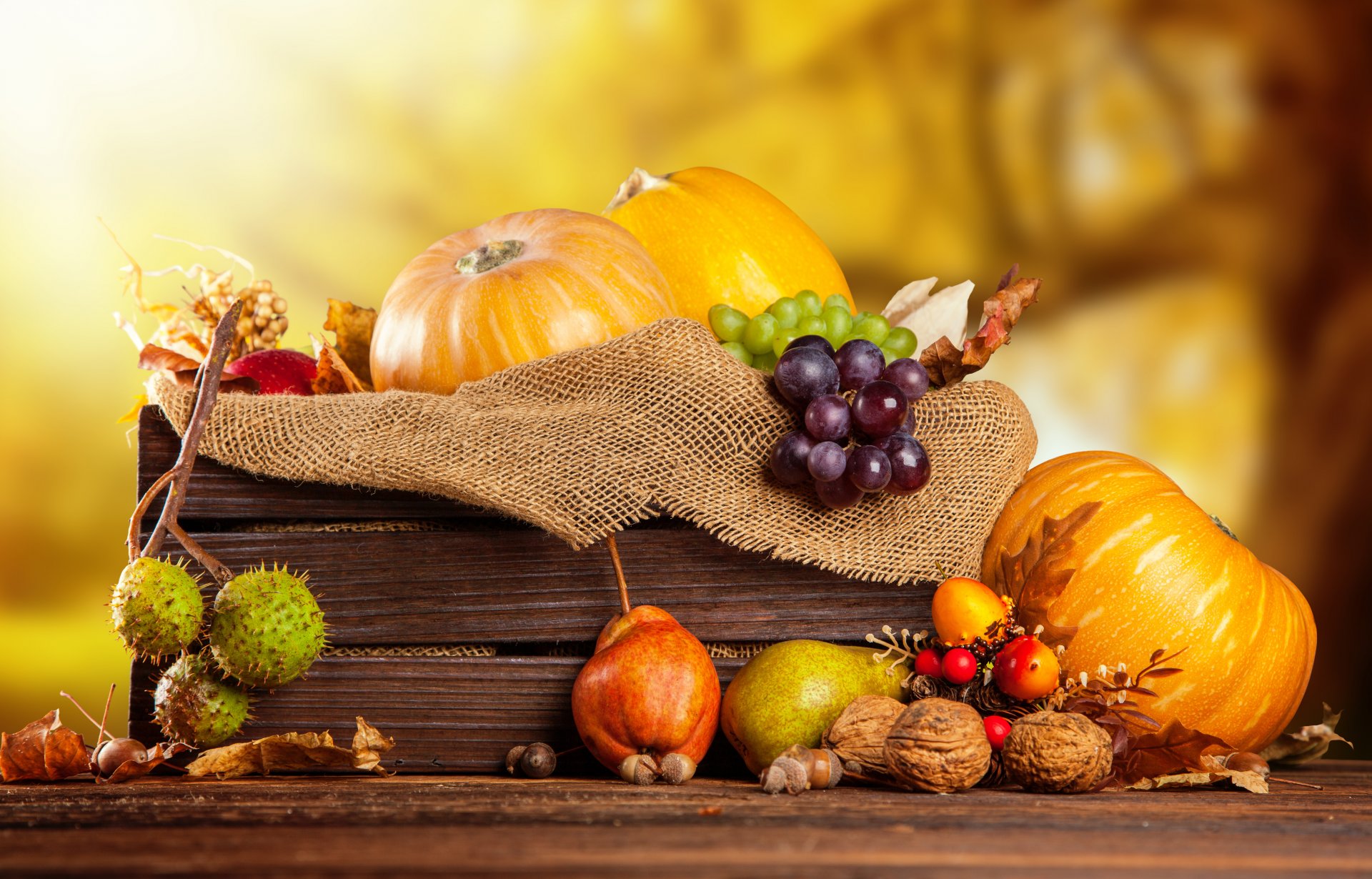 herbst ernte obst gemüse kürbisse trauben birnen nüsse kastanien kiste sackleinen