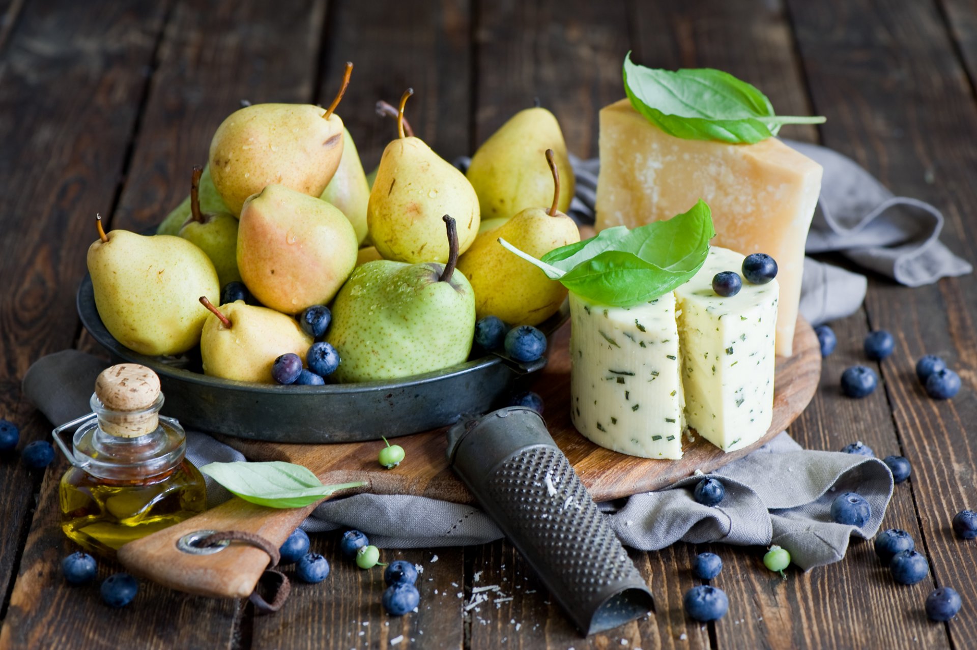 pere formaggio bacche mirtilli grattugia natura morta