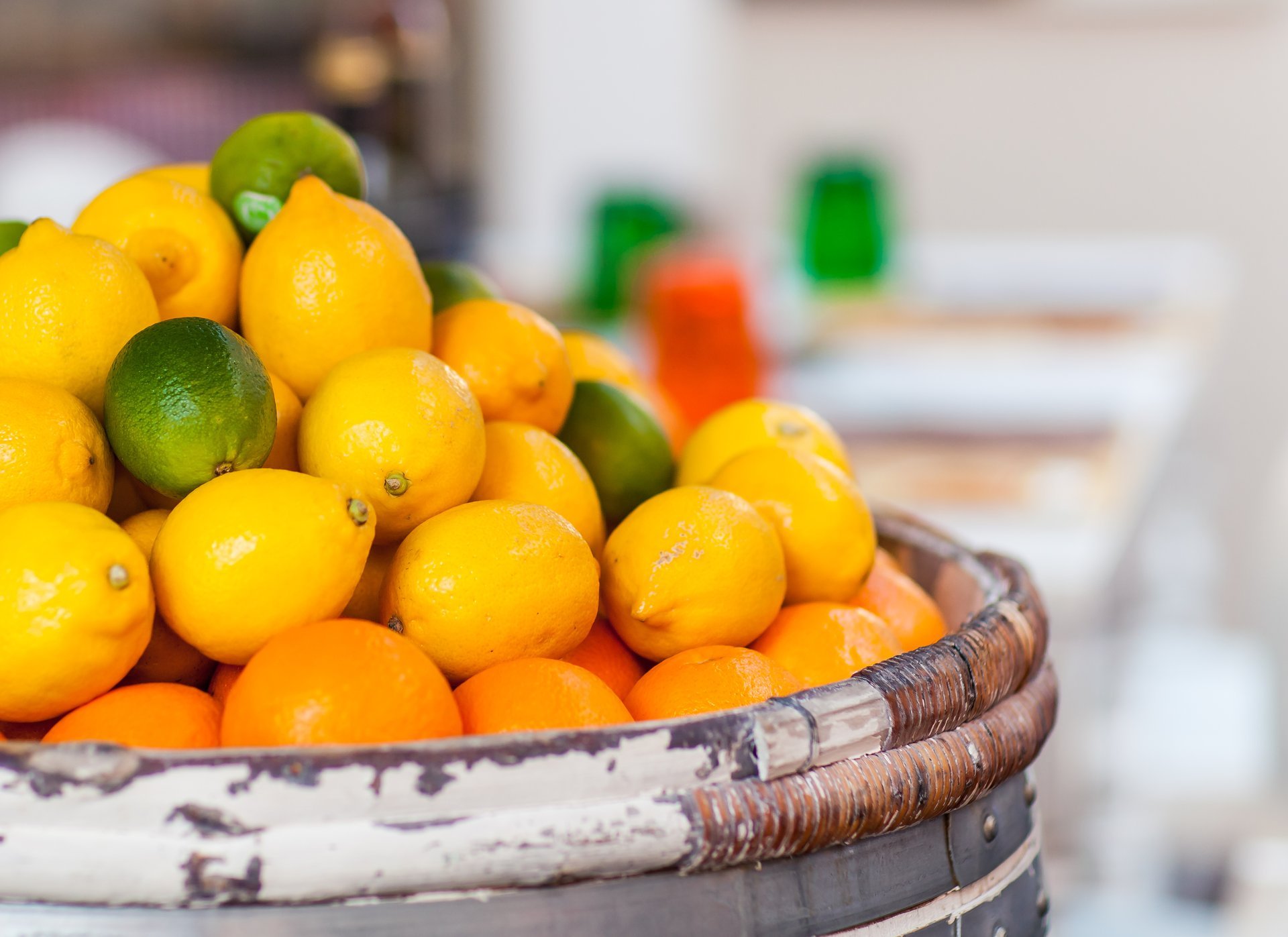 limoni arance lime agrumi frutta botte messa a fuoco sfocatura