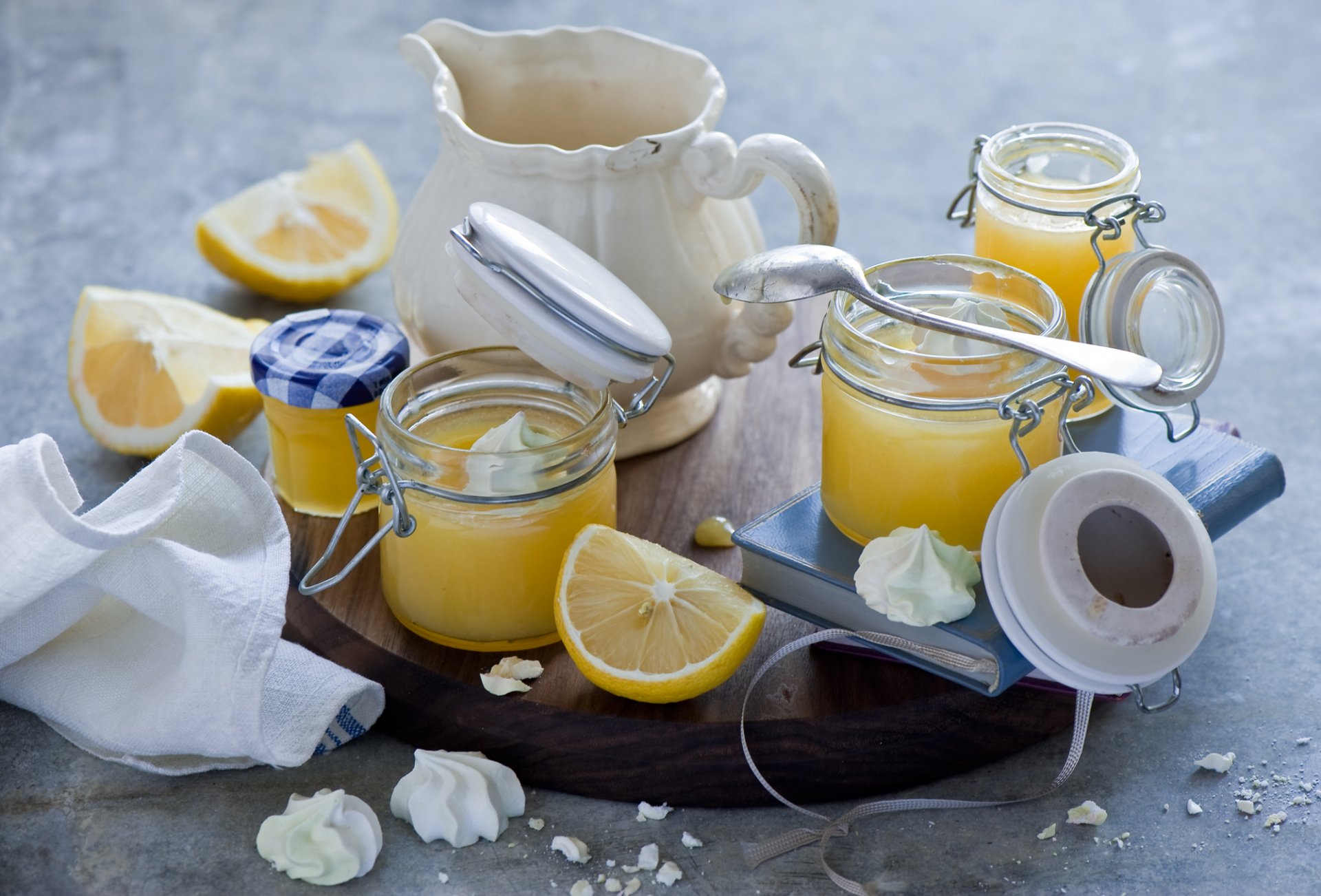 crema de limón postre limones merengues tarros