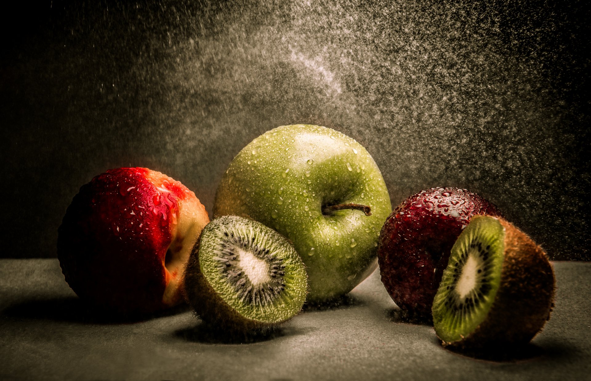 pomme pêches kiwi gouttes eau fruits nature morte