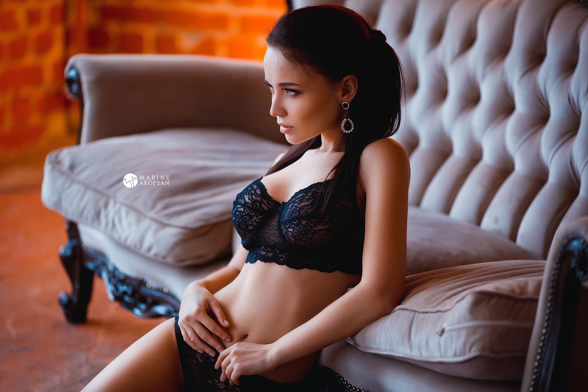 marine akopyan angelina petrova ангелина петрова photographer девушка модель фото фигура тело трусики белье брюнетка комната взгляд