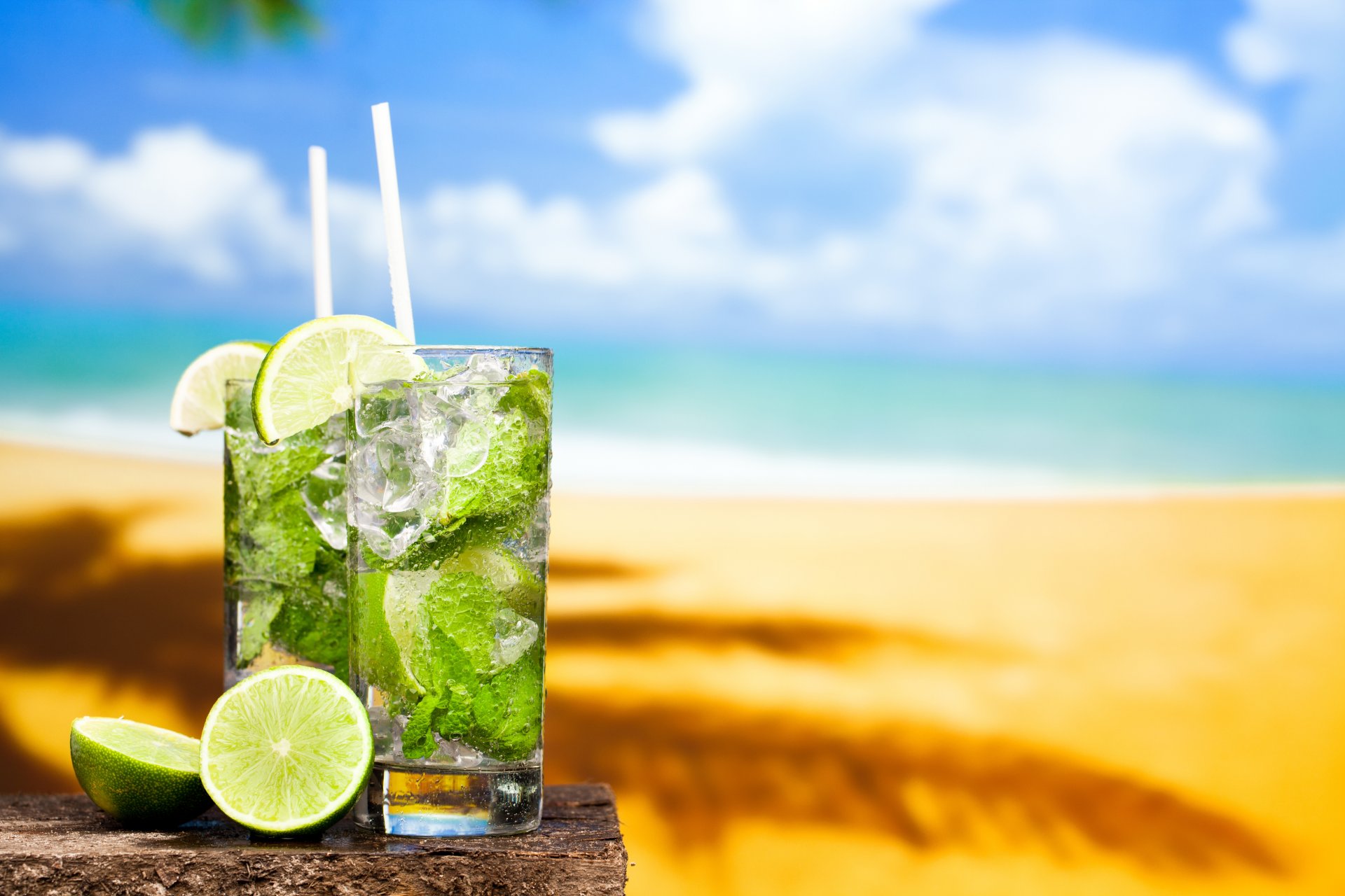 tropikalny koktajl mojito pić wapno świeże plaża słońce piasek morze limonka