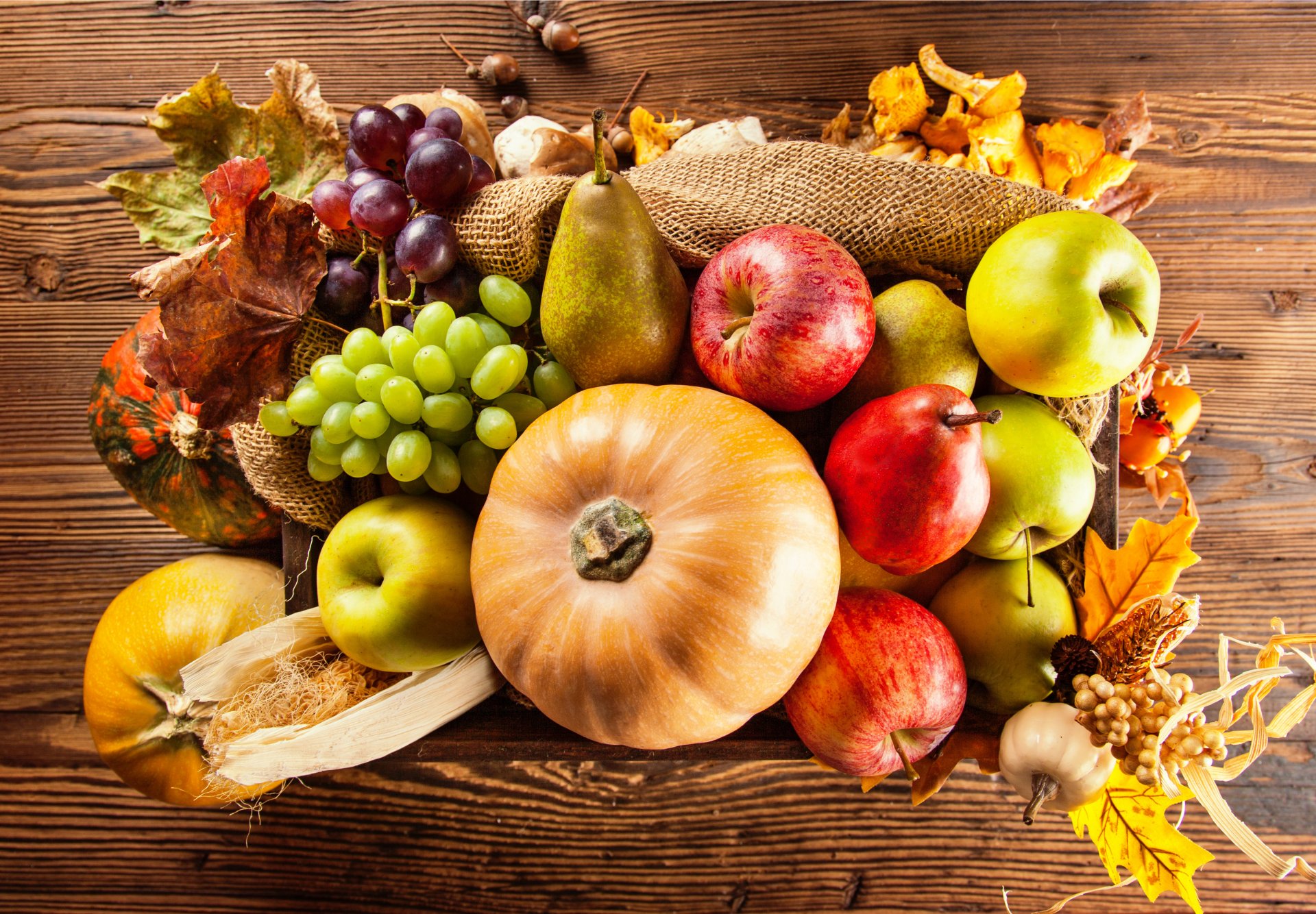 otoño cosecha verduras frutas peras calabazas manzanas uvas